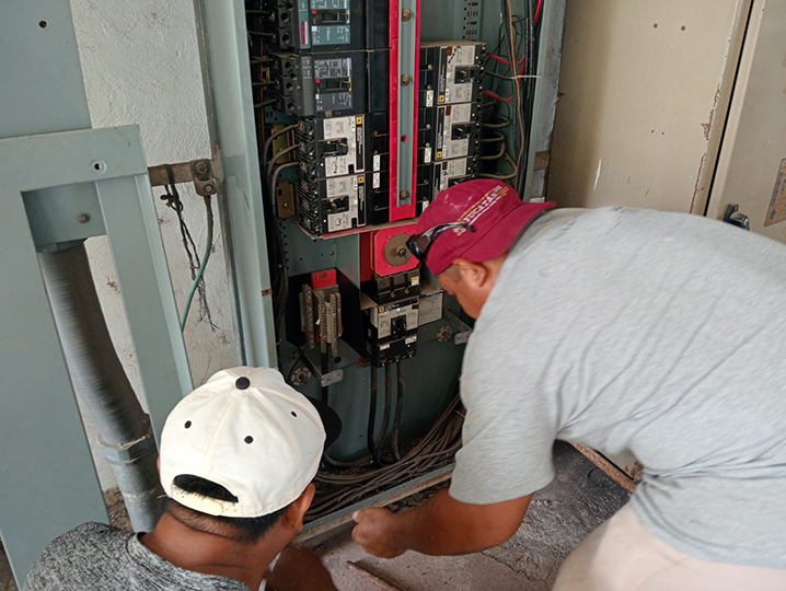 Cárcamo rebombeo de agua de la colonia Jesús Carranza recibe mantenimiento.